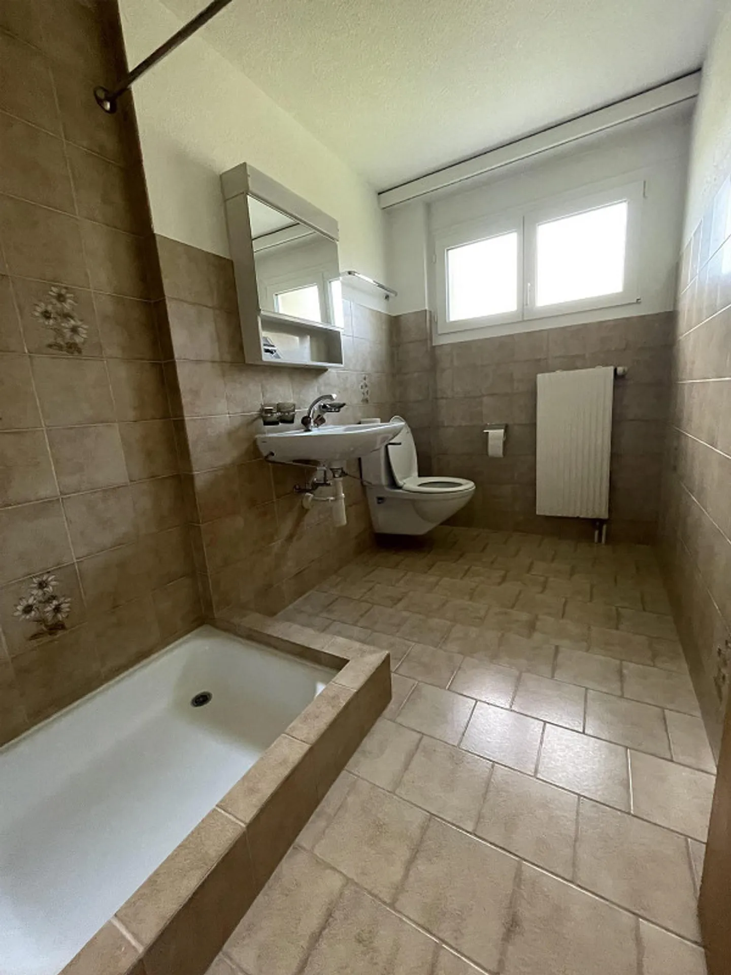 Spacious Family Apartment - Photo 8 of 12