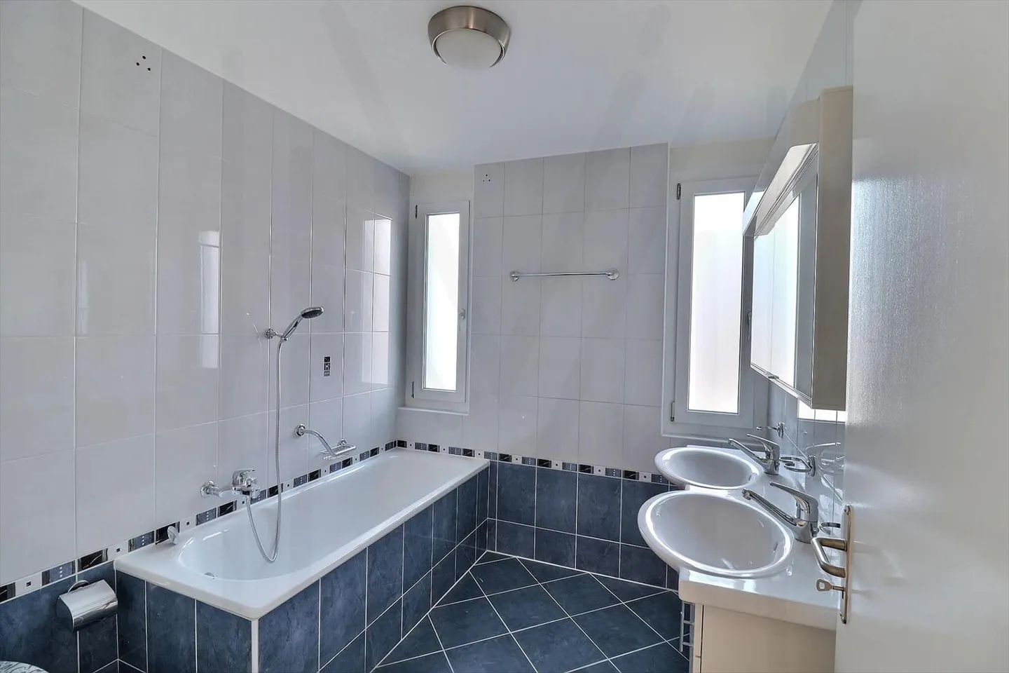 Magnificent 4.5-room penthouse apartment with renovated features and breathtaking views of the Moléson and the city of Bulle! - Photo 7 of 13