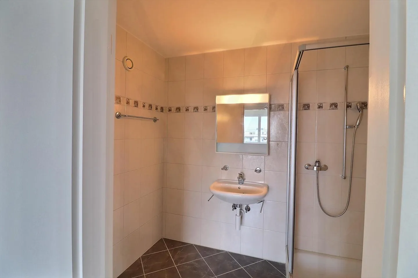 Magnificent 4.5-room penthouse apartment with renovated features and breathtaking views of the Moléson and the city of Bulle! - Photo 9 of 13