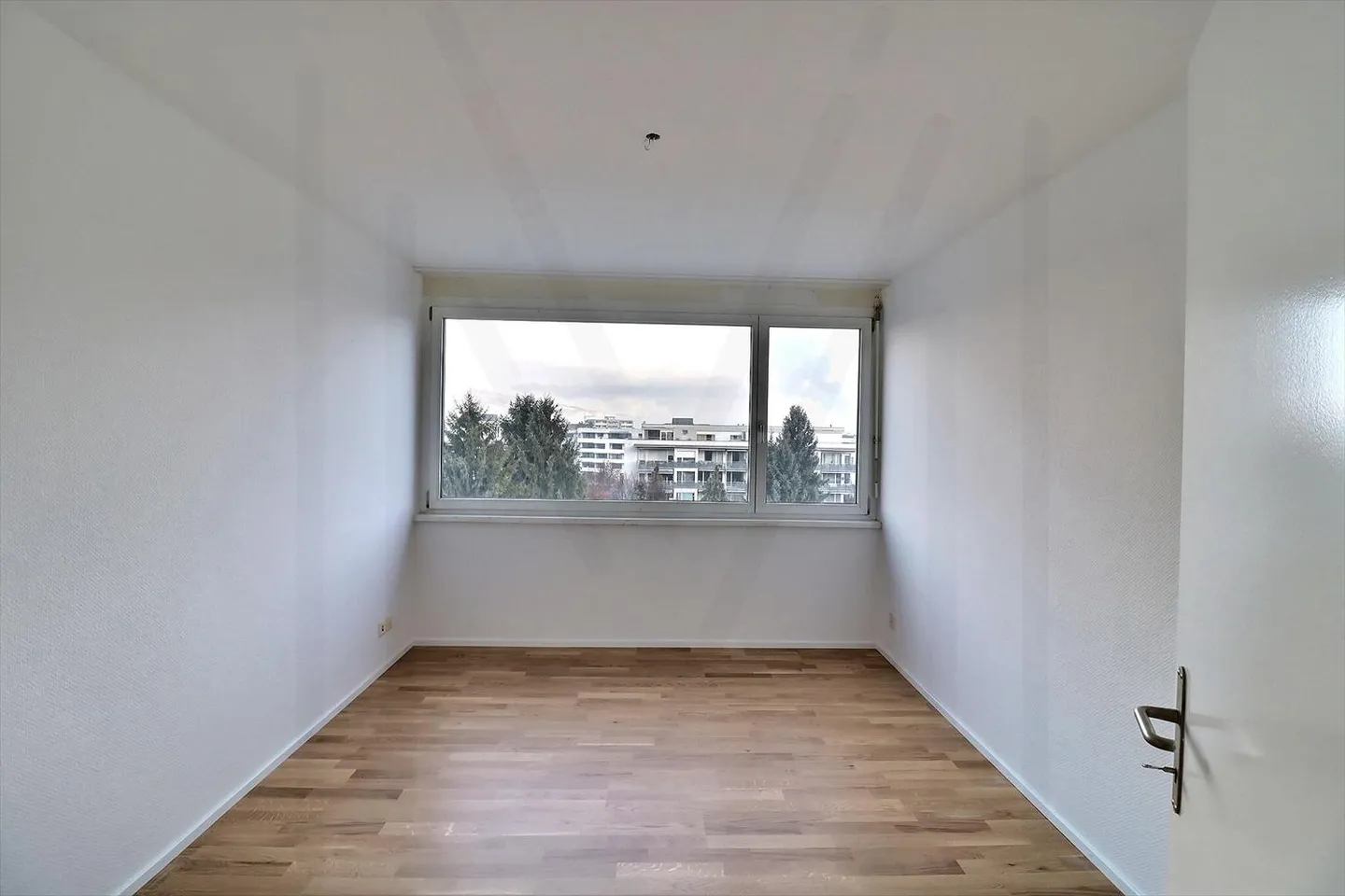 Magnificent 4.5-room penthouse apartment with renovated features and breathtaking views of the Moléson and the city of Bulle! - Photo 10 of 13