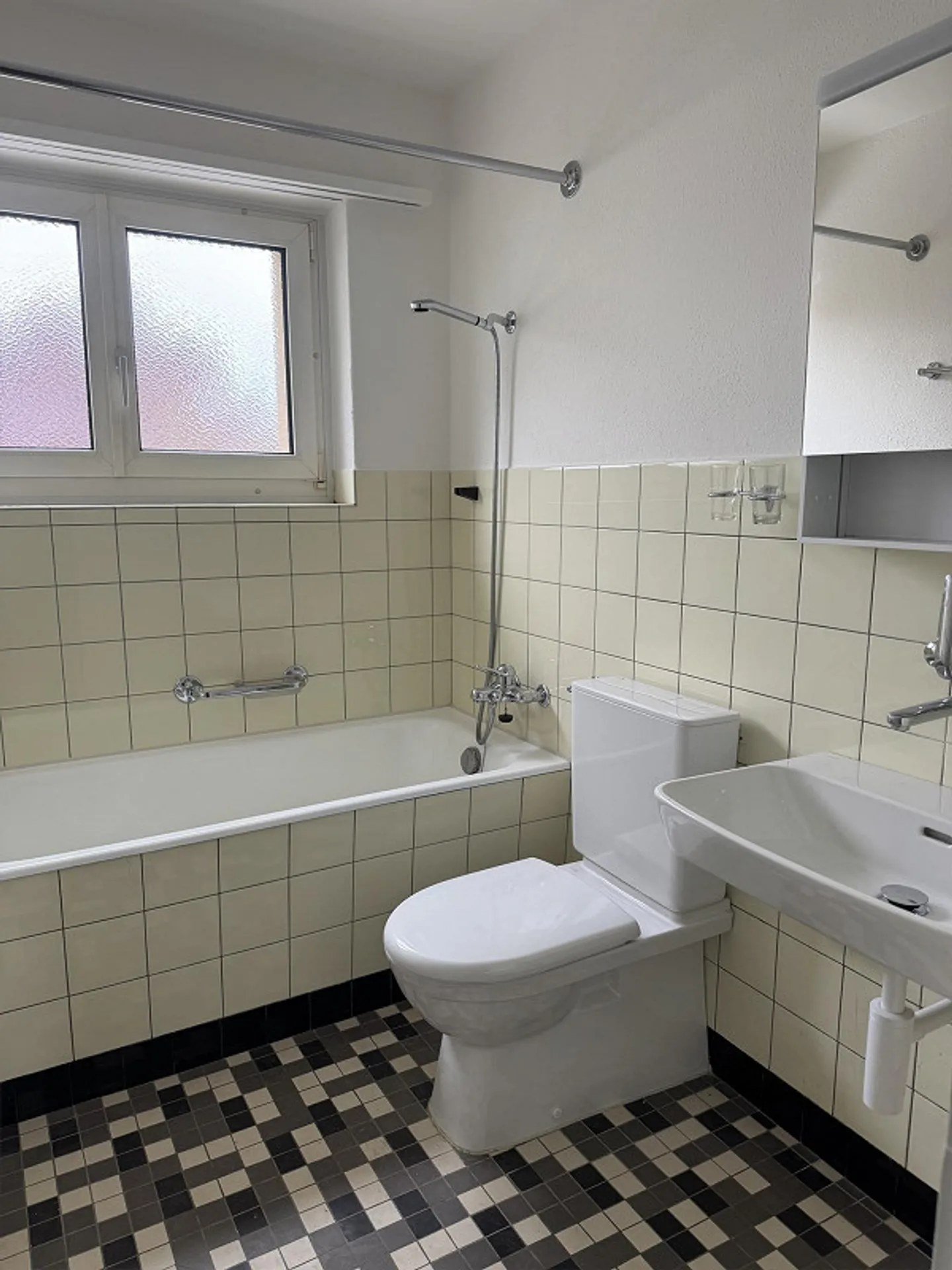 Appartement lumineux de 4,5 pièces avec balcon - Photo 3 sur 7