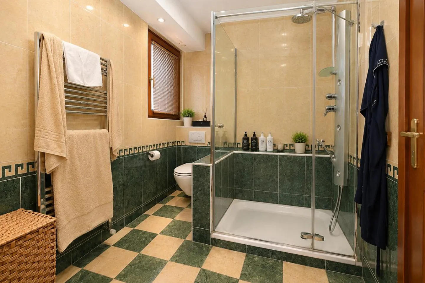 Elegant Villa with Lake View - Photo 17 of 21