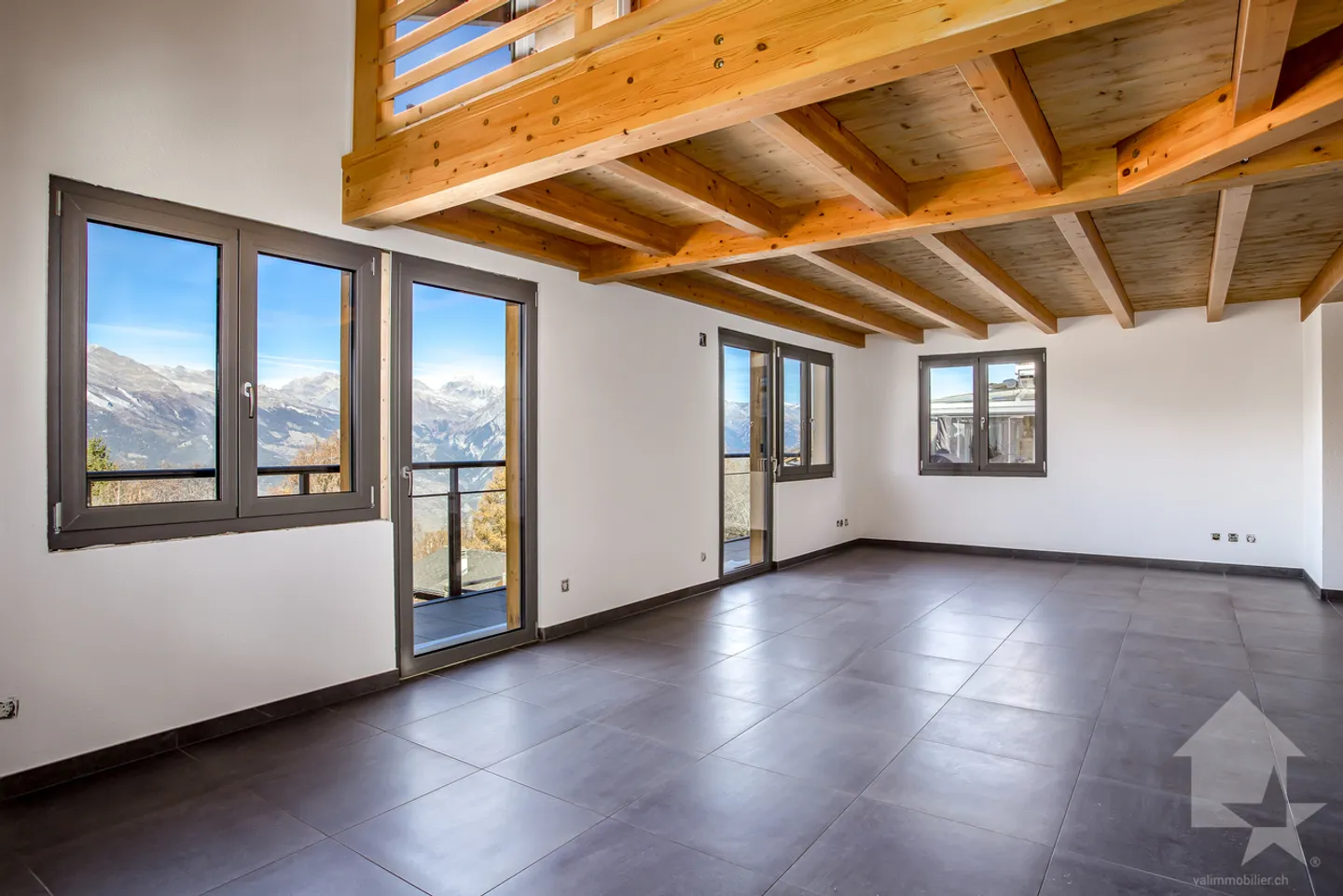 Superbe chalet rénové de 7.5 pièces, vue splendide, 300 m2 - Photo 6 sur 13