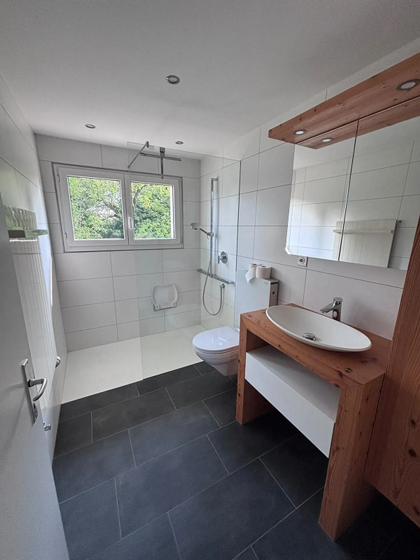 Renovated 6.5-Room Single-Family Home in a Quiet Location - Photo 9 of 9