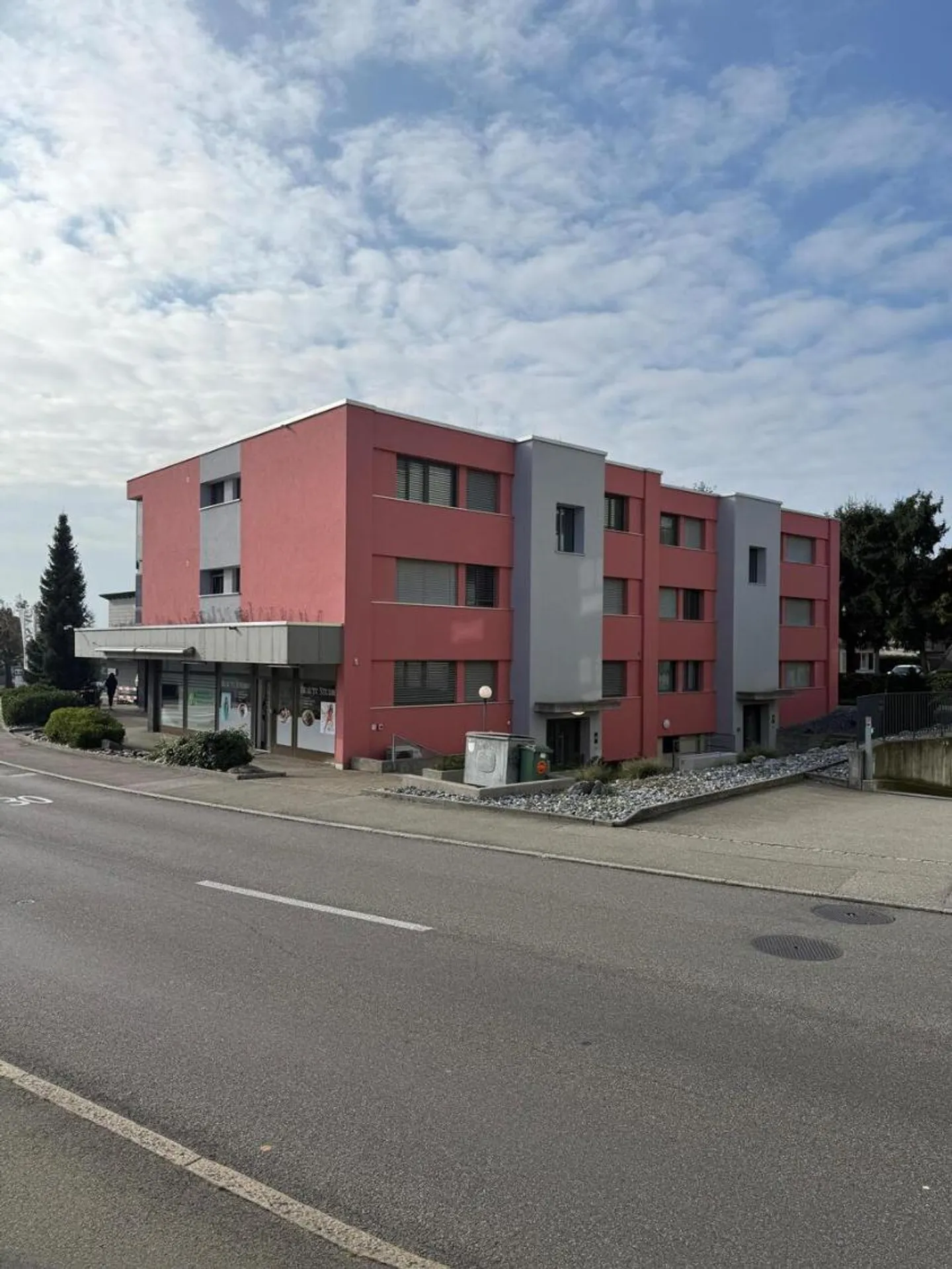 Proprietà residenziale e commerciale - Rendimento sicuro con 26 posti auto - Foto 3 di 12