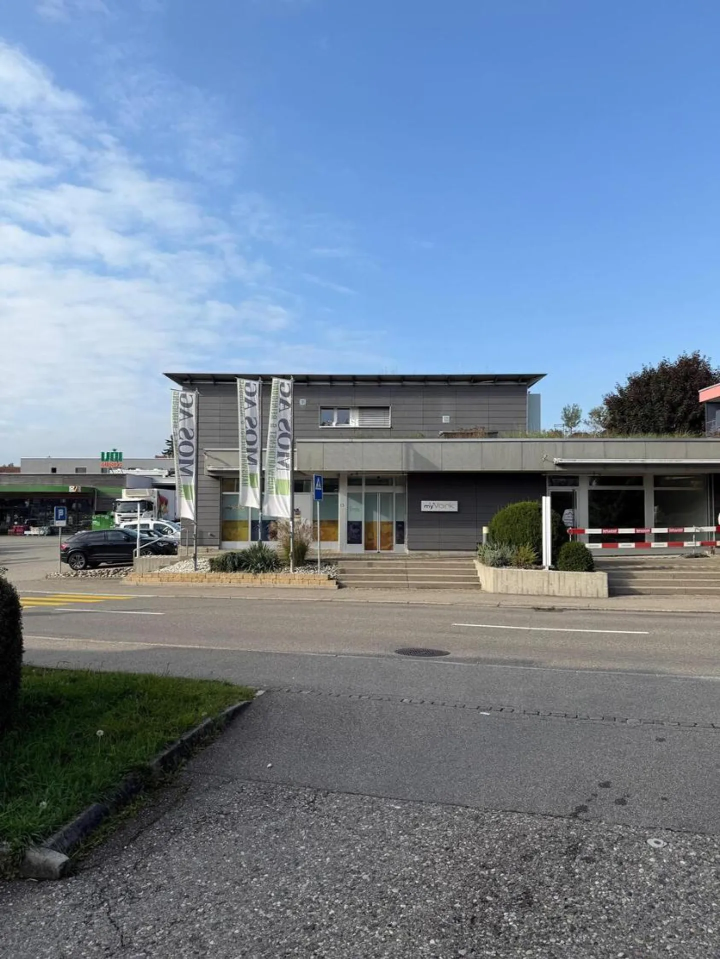 Proprietà residenziale e commerciale - Rendimento sicuro con 26 posti auto - Foto 2 di 12