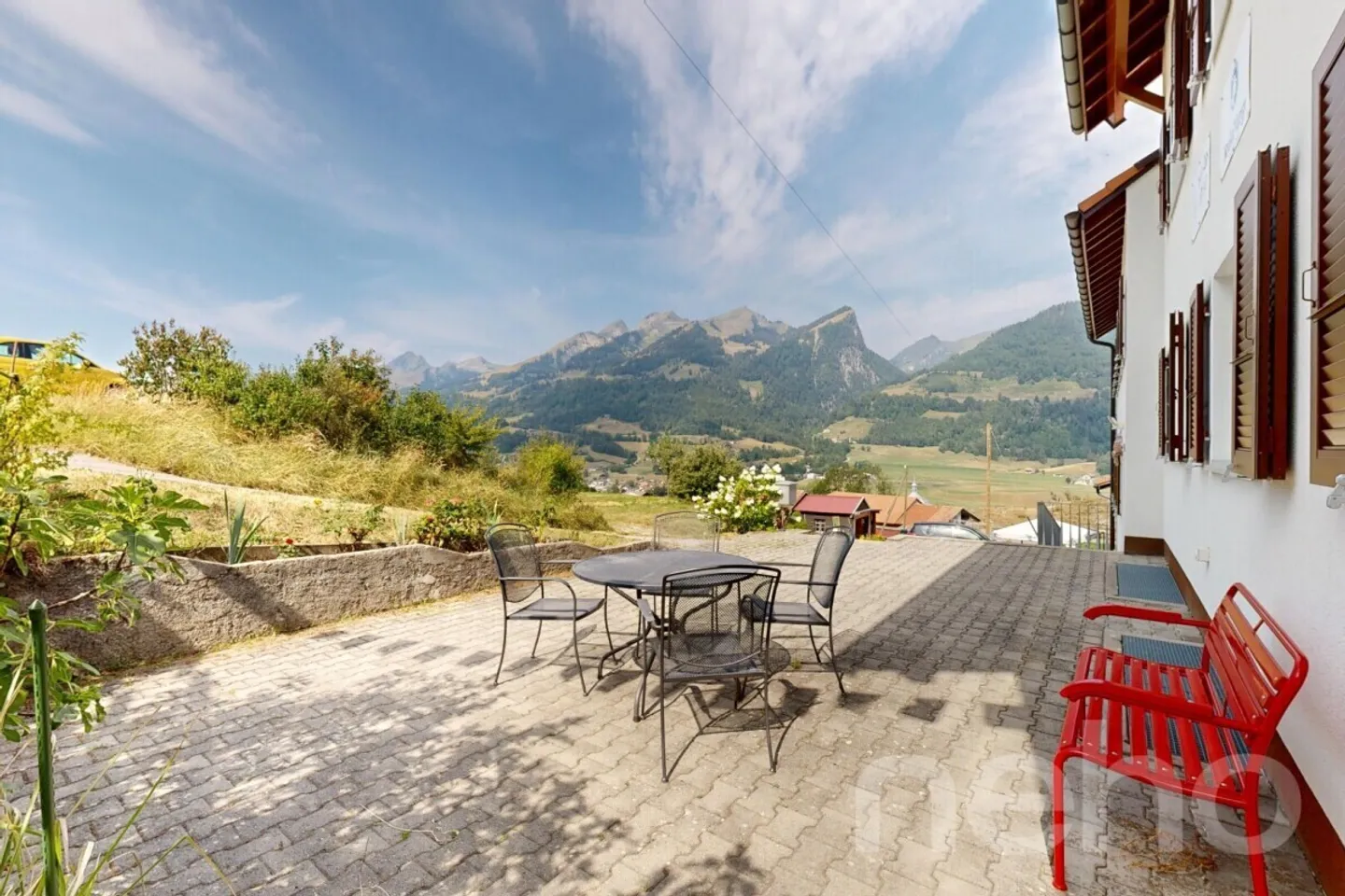 Contemporary property, generous volumes and preserved bucolic setting - Photo 5 of 12