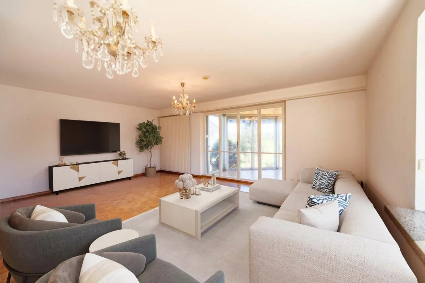 Casa con molto spazio e potenziale per una casa bifamiliare o multigenerazionale - Foto 2 di 28