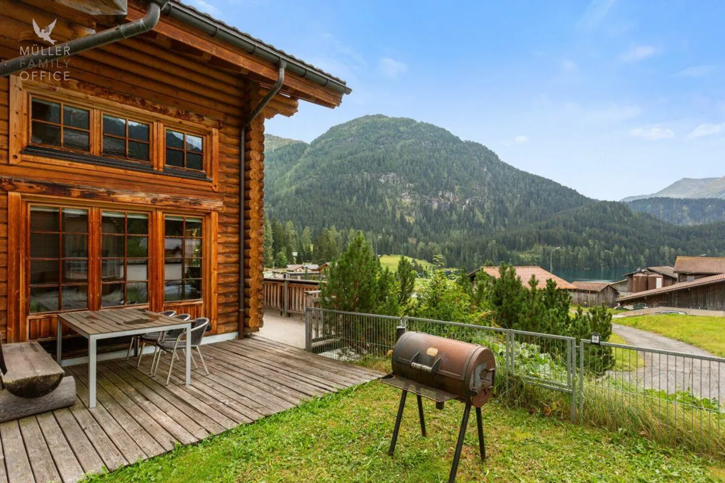 Exclusive log house with distinctive alpine charm - Photo 1 of 13