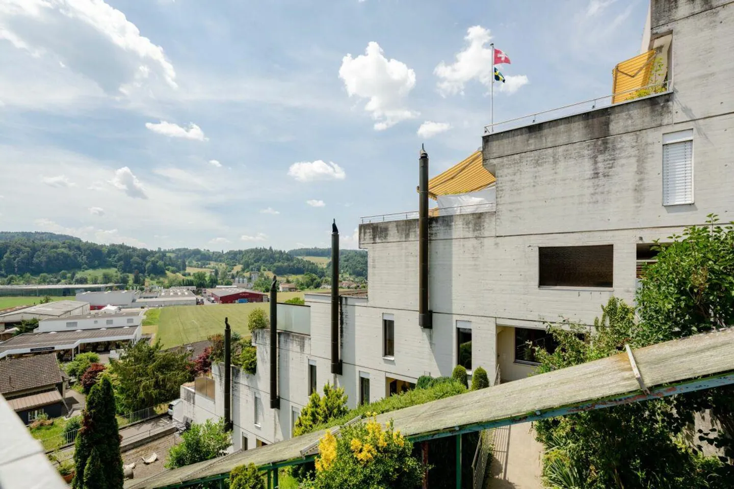 5.5-Room Terrace House with Unobstructed View of the Green - Photo 1 of 13
