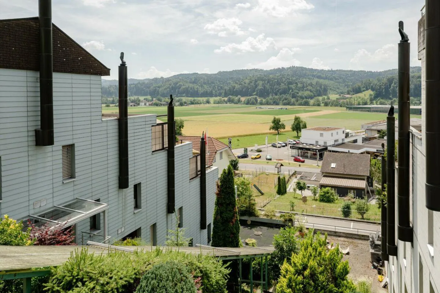5.5-Room Terrace House with Unobstructed View of the Green - Photo 2 of 13