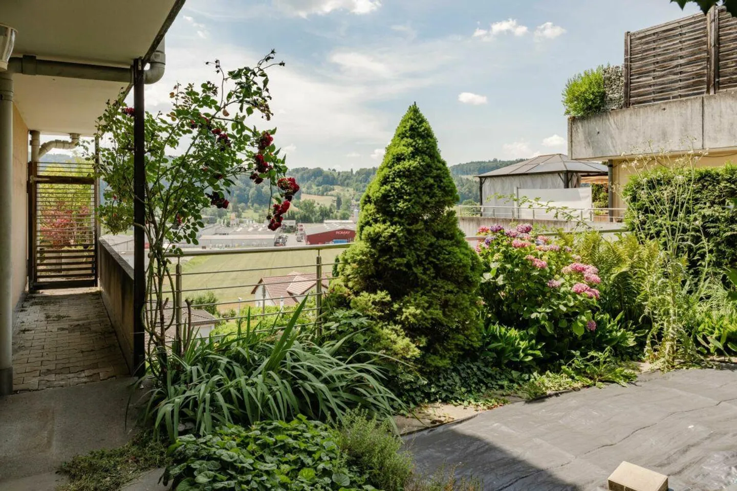 5.5-Room Terrace House with Unobstructed View of the Green - Photo 5 of 13