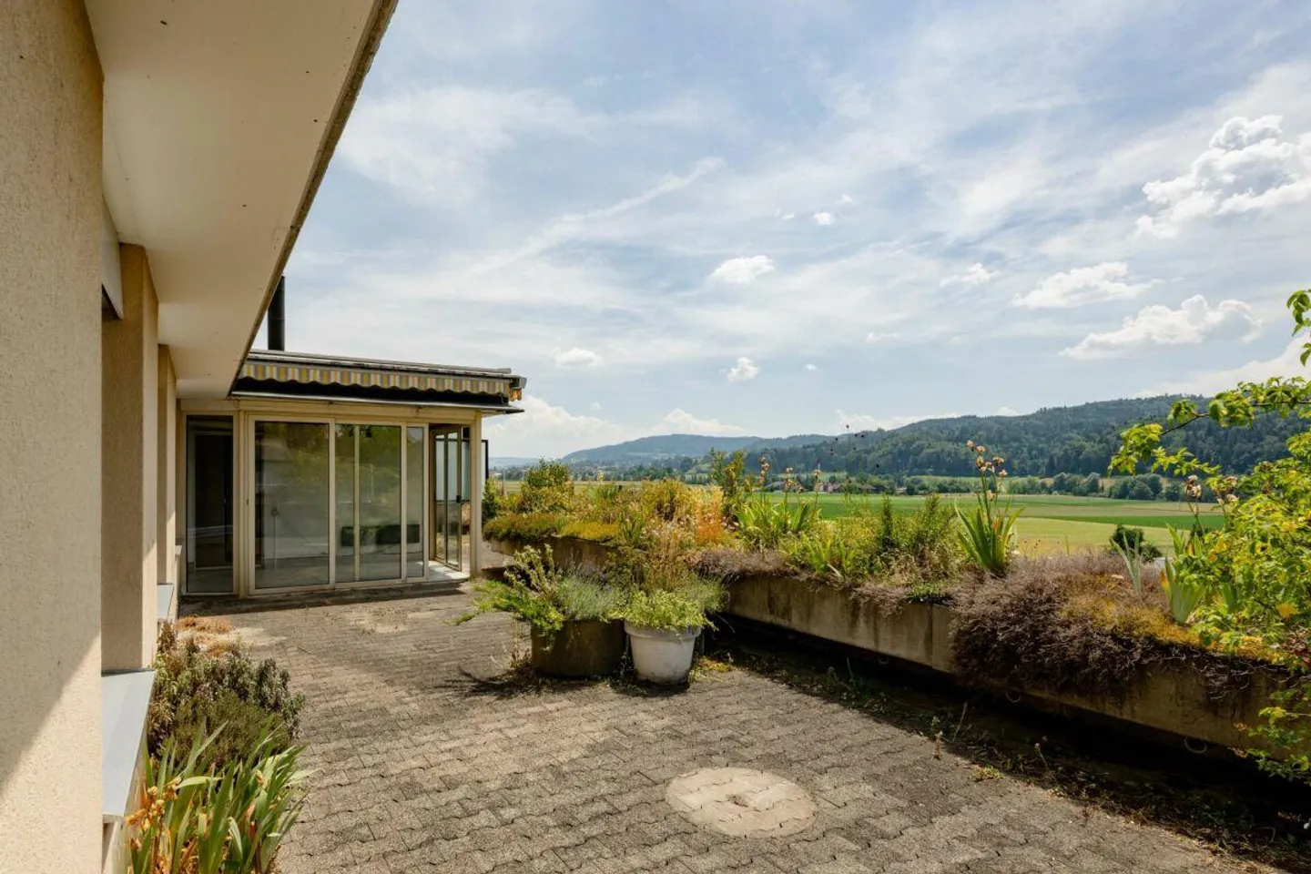 5.5-Room Terrace House with Unobstructed View of the Green - Photo 3 of 13