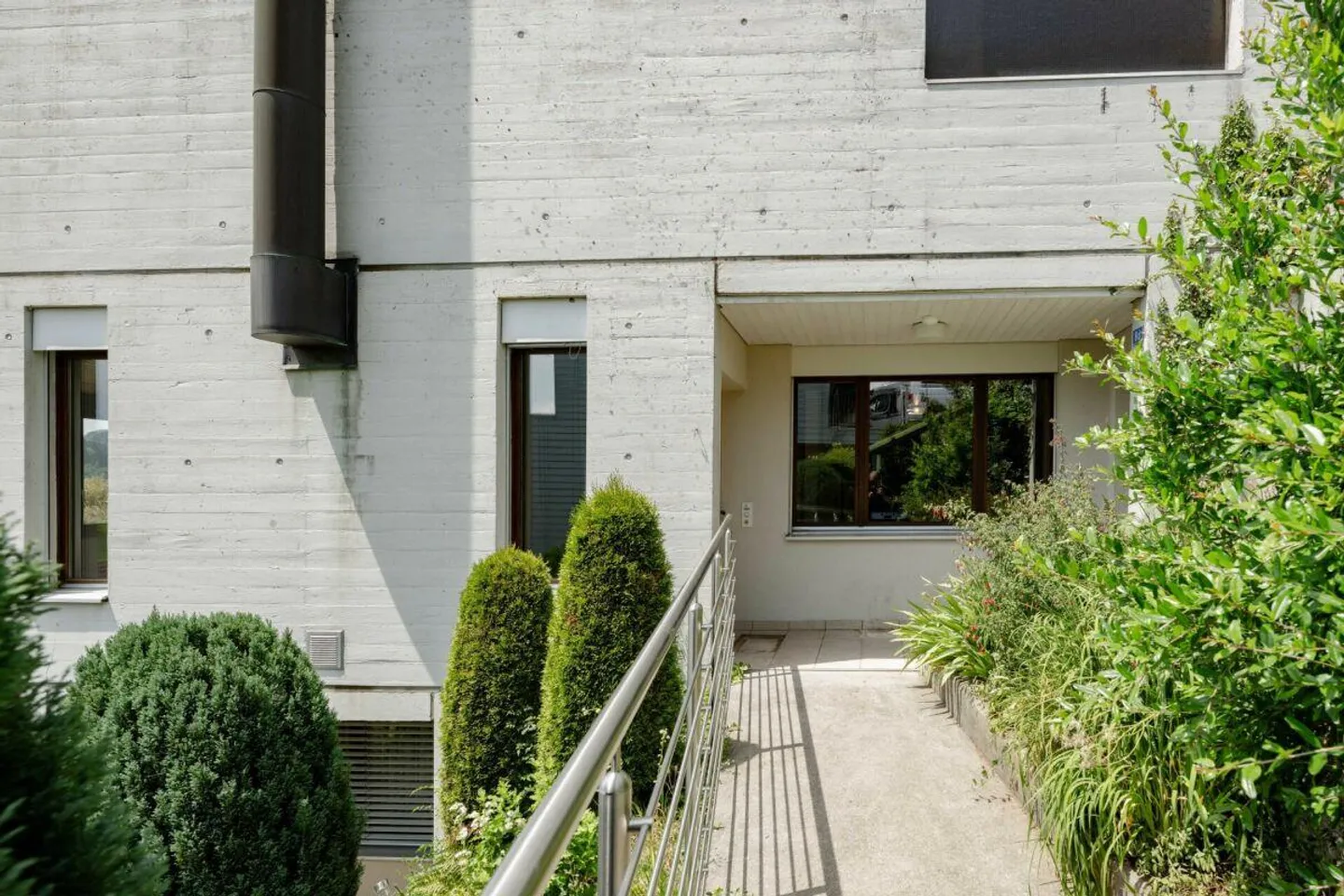 5.5-Room Terrace House with Unobstructed View of the Green - Photo 6 of 13