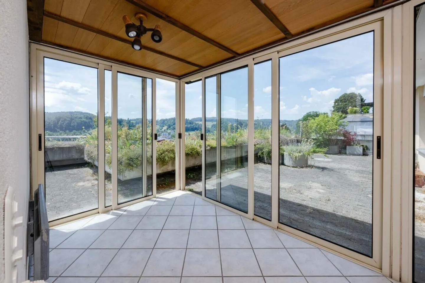 5.5-Room Terrace House with Unobstructed View of the Green - Photo 8 of 13