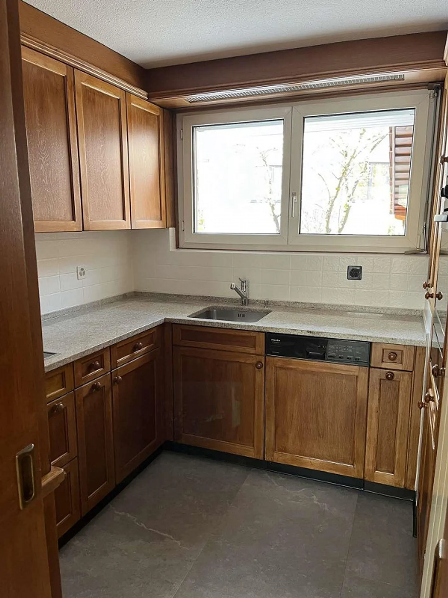 Casa unifamiliare di 6,5 stanze con appartamento separato e circa 800 m² di spazio esterno - Foto 13 di 22