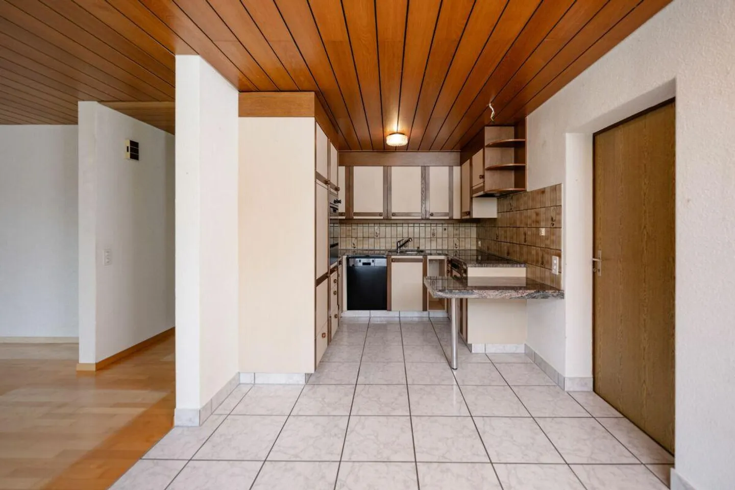 5.5-Room Terrace House with Unobstructed View of the Green - Photo 9 of 13