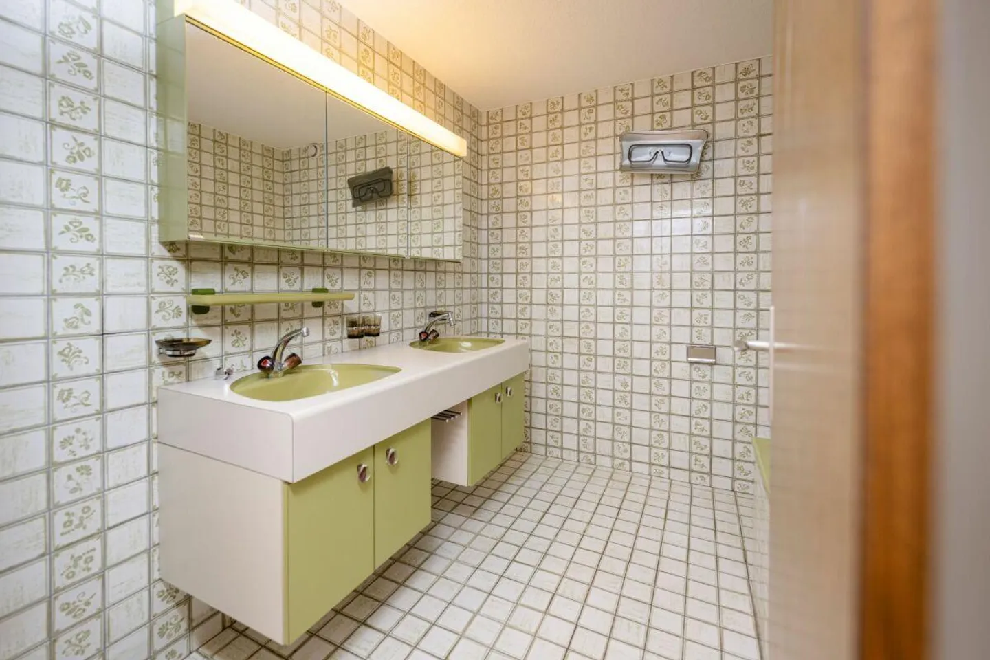 5.5-Room Terrace House with Unobstructed View of the Green - Photo 13 of 13
