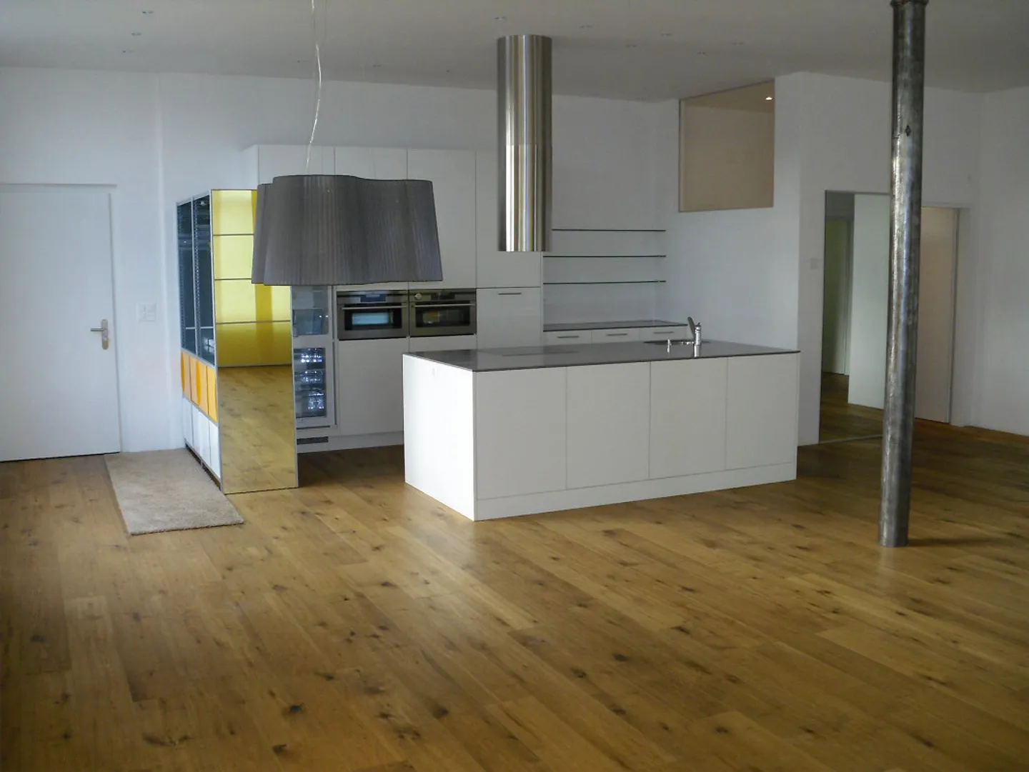 Attraktive, grosse  3 1/2 LOFT-Wohnung zu vermieten, Parterre rechts - Foto 2 von 16