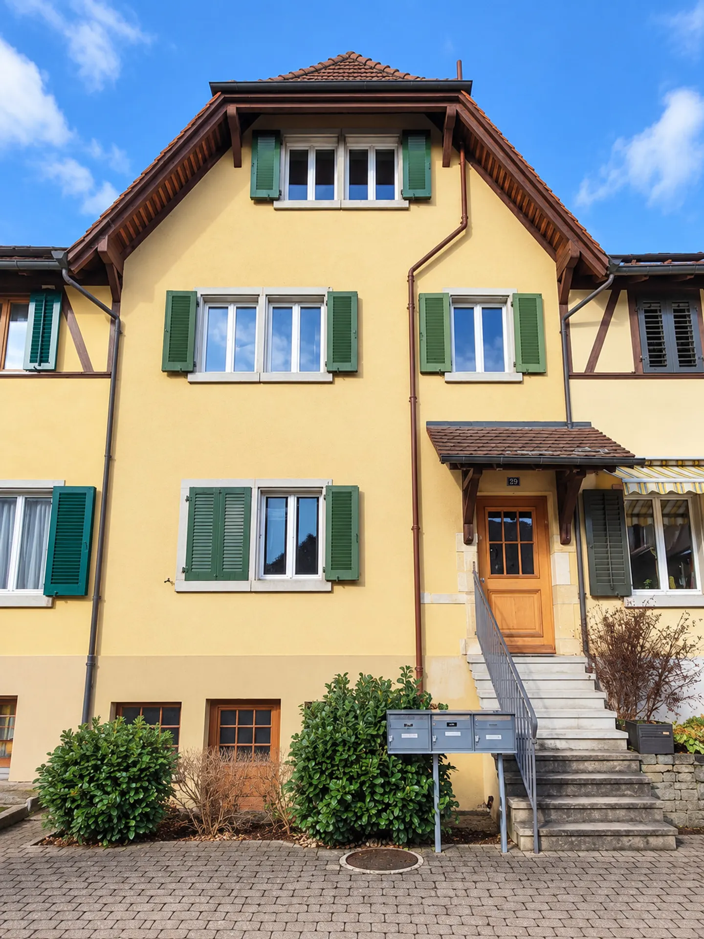 Charmante Dachwohnung in ruhigem 3-Parteien-Haus - Photo 1 sur 9