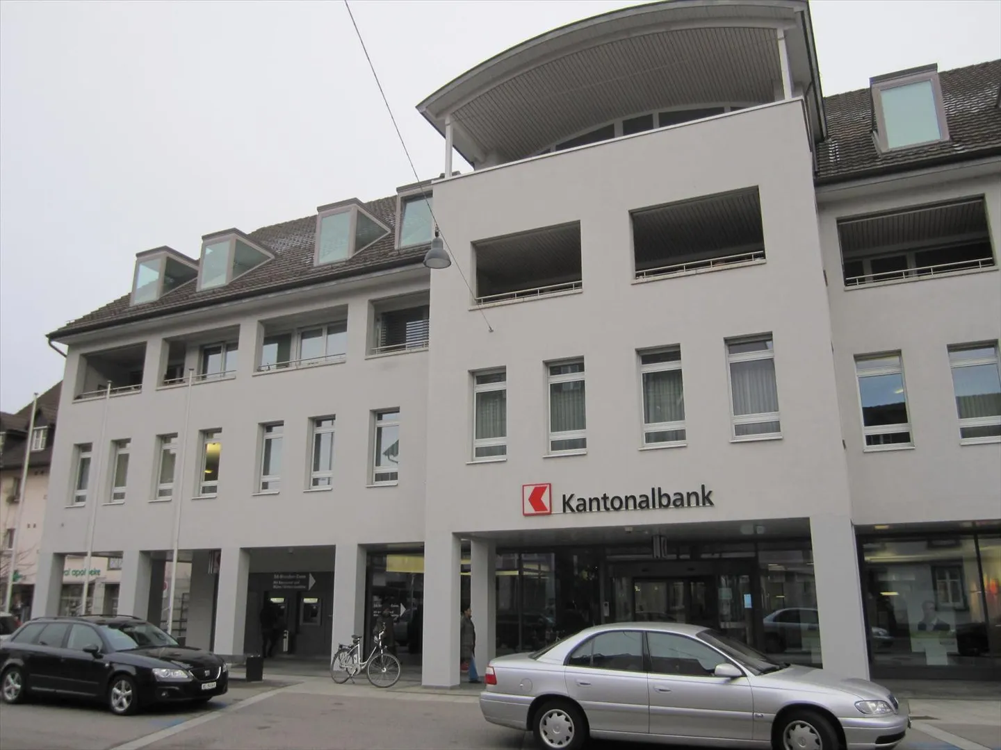 La tua auto parcheggiata in sicurezza e asciutta - posti auto a Sissach! - Foto 1 di 2