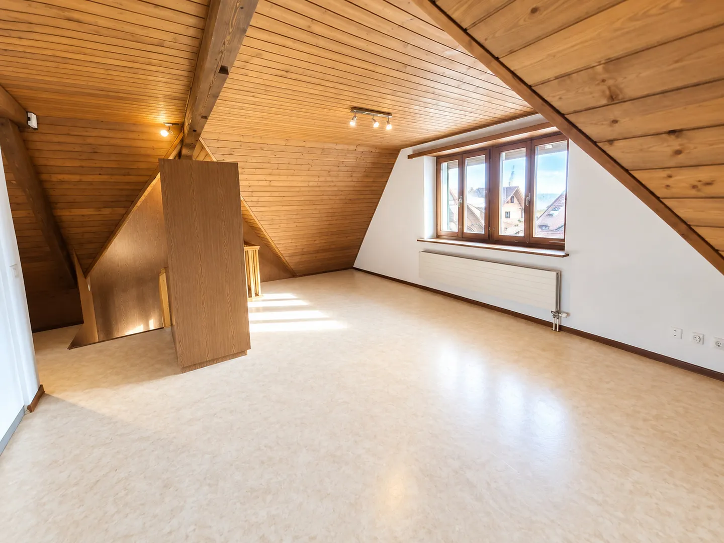 Charmante Dachwohnung in ruhigem 3-Parteien-Haus - Photo 2 sur 9