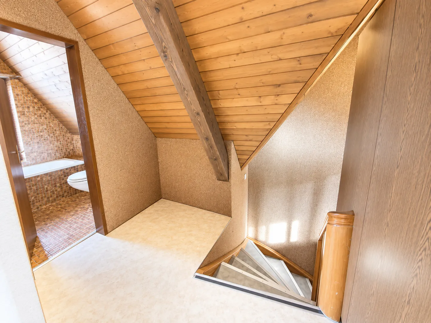 Charmante Dachwohnung in ruhigem 3-Parteien-Haus - Photo 7 sur 9