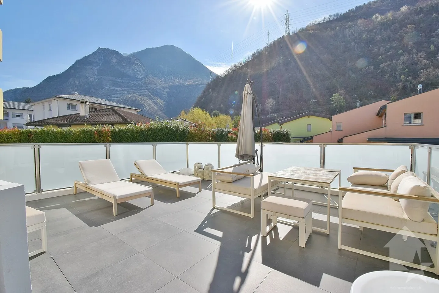 Schöne 4,5 Zimmer, komplett renoviert mit einer großen Terrasse - Foto 1 von 13