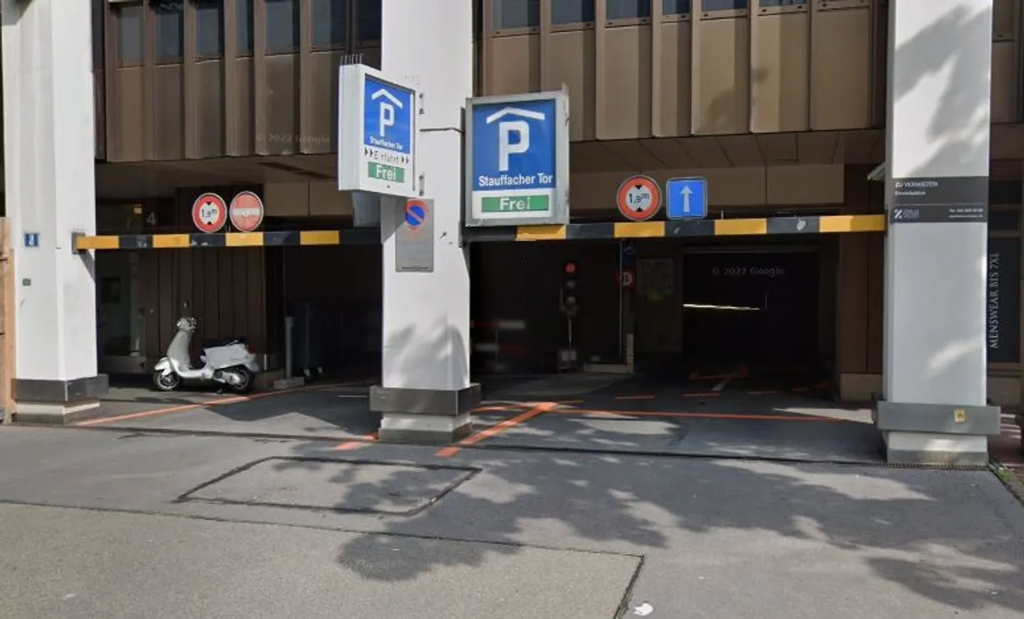 La tua auto in una posizione centrale allo Stauffachertor a Zurigo - Foto 1 di 1