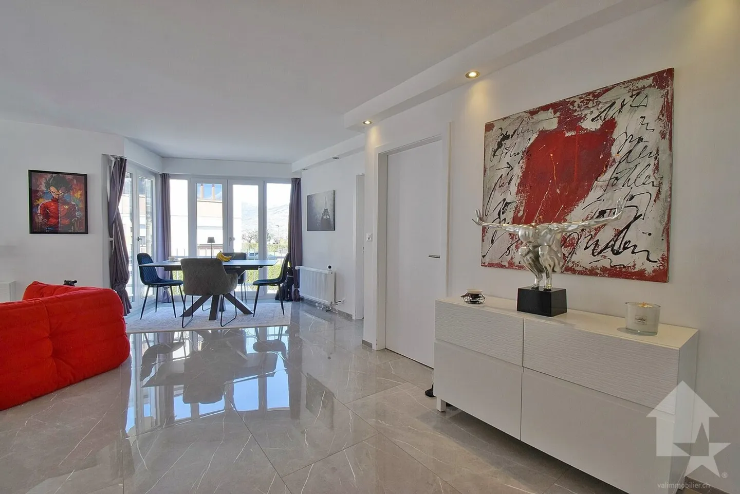 Schöne 4,5 Zimmer, komplett renoviert mit einer großen Terrasse - Foto 4 von 13