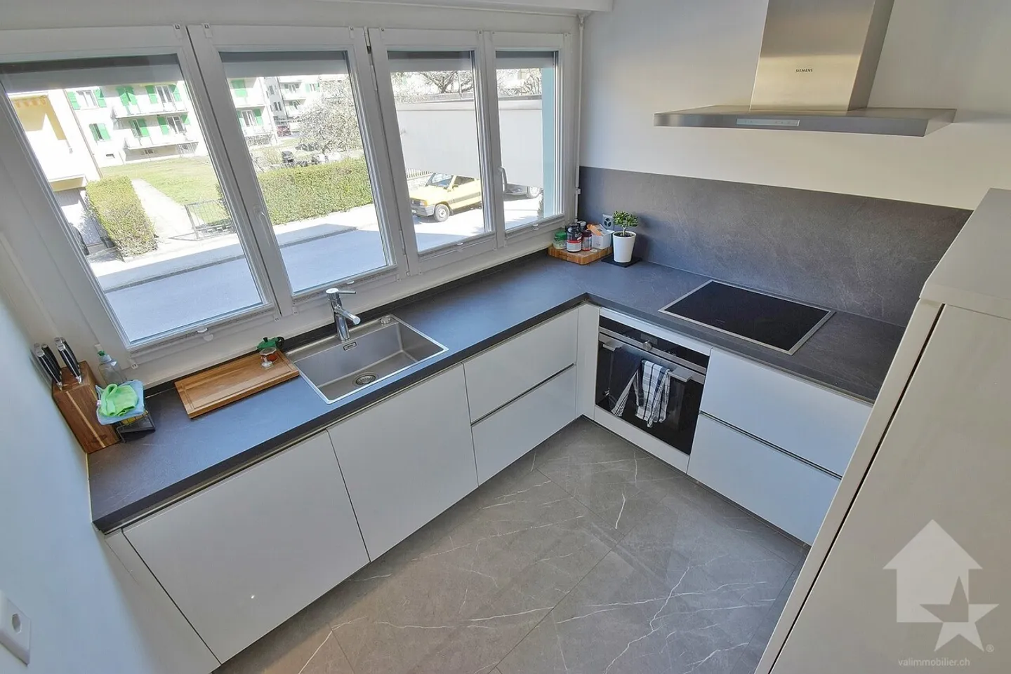 Schöne 4,5 Zimmer, komplett renoviert mit einer großen Terrasse - Foto 8 von 13