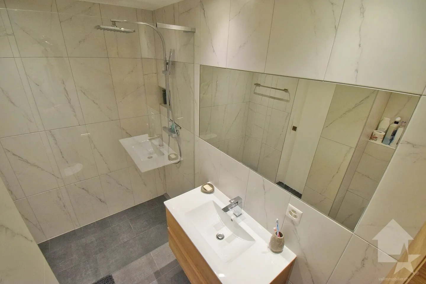 Schöne 4,5 Zimmer, komplett renoviert mit einer großen Terrasse - Foto 12 von 13