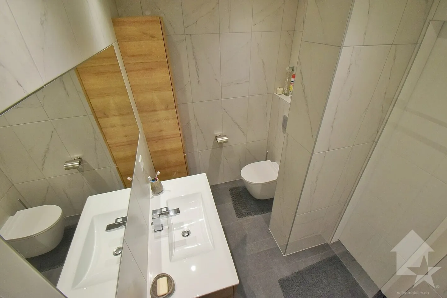 Schöne 4,5 Zimmer, komplett renoviert mit einer großen Terrasse - Foto 13 von 13