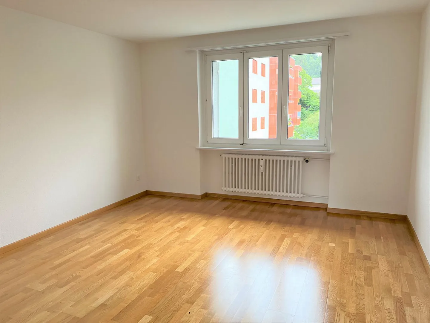 Ampio appartamento di 3.0 locali con grande balcone in posizione tranquilla - Foto 4 di 9