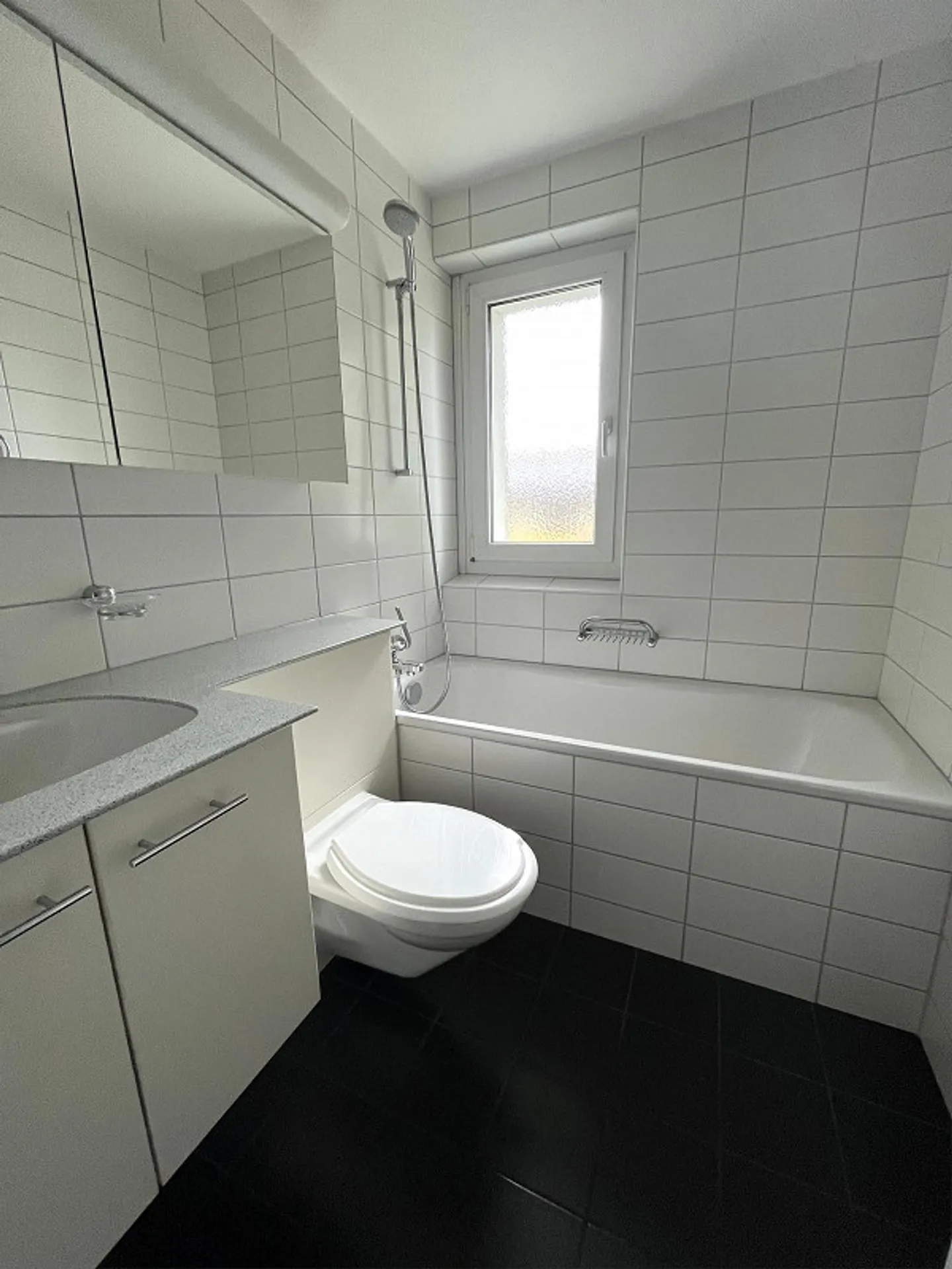 Ampio appartamento di 3.0 locali con grande balcone in posizione tranquilla - Foto 6 di 9