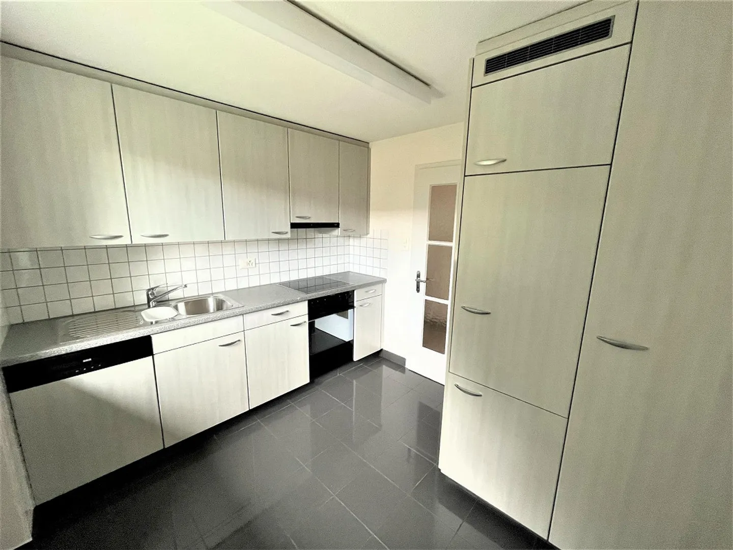 Ampio appartamento di 3.0 locali con grande balcone in posizione tranquilla - Foto 2 di 9