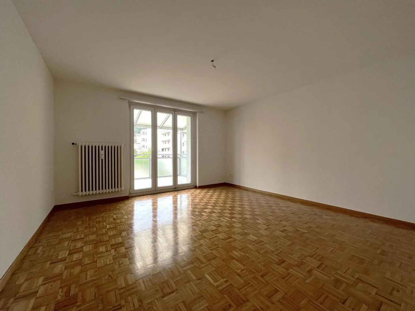 Ampio appartamento di 3.0 locali con grande balcone in posizione tranquilla - Foto 3 di 9