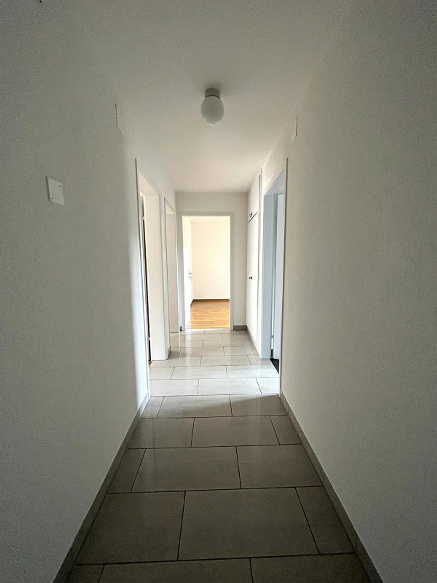 Ampio appartamento di 3.0 locali con grande balcone in posizione tranquilla - Foto 8 di 9