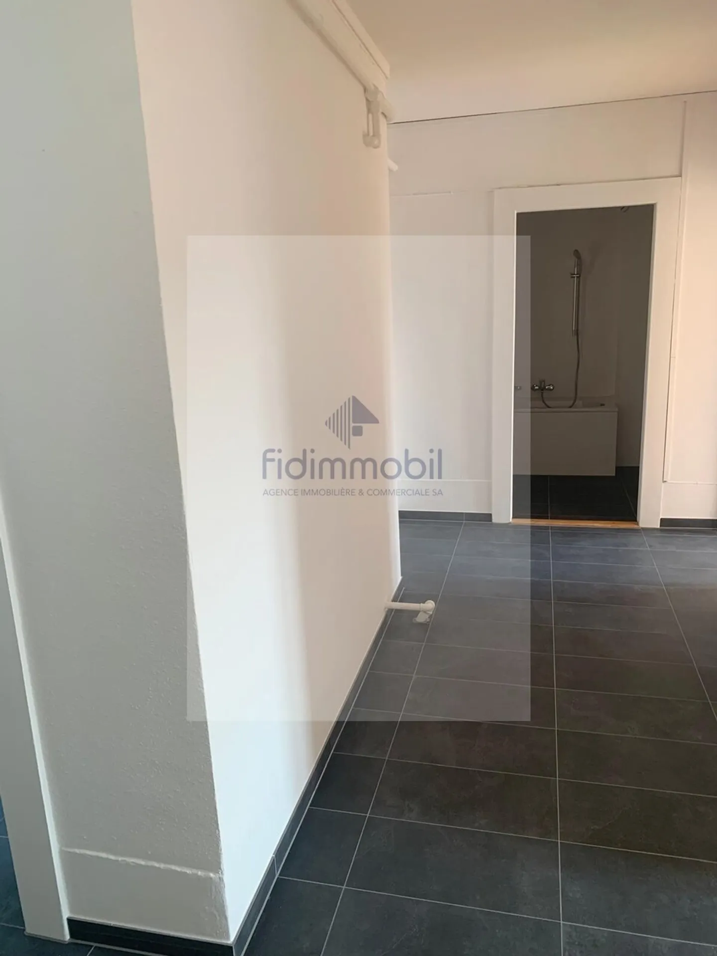 Grand appartement avec balcon - Photo 2 sur 8