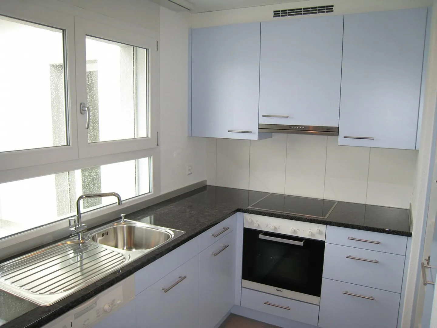 Bellissimo e spazioso appartamento di 3,5 stanze al piano terra in affitto - Foto 2 di 6