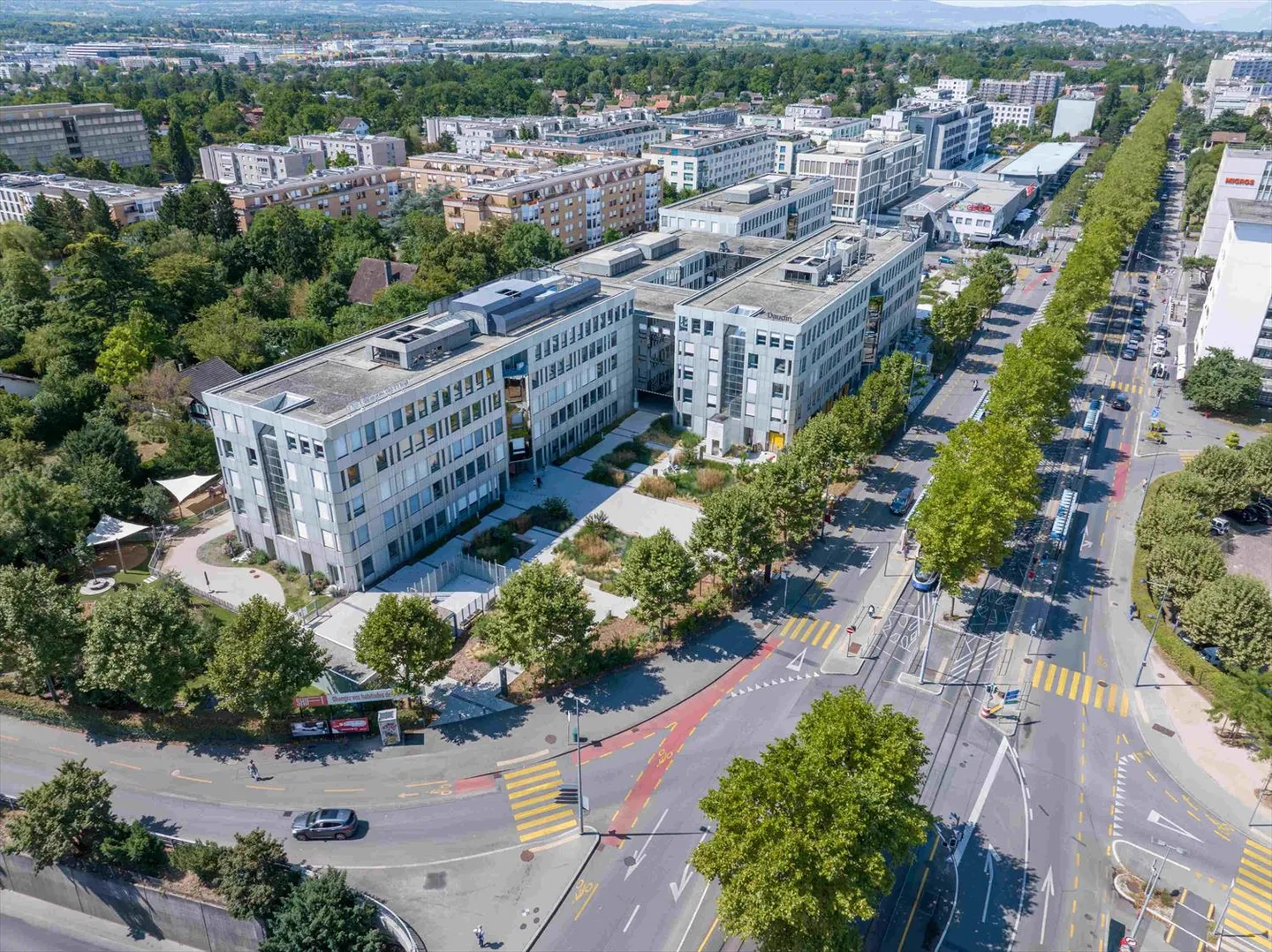 Bureaux à louer au coeur d'un environnement unique à Lancy - Photo 1 sur 10