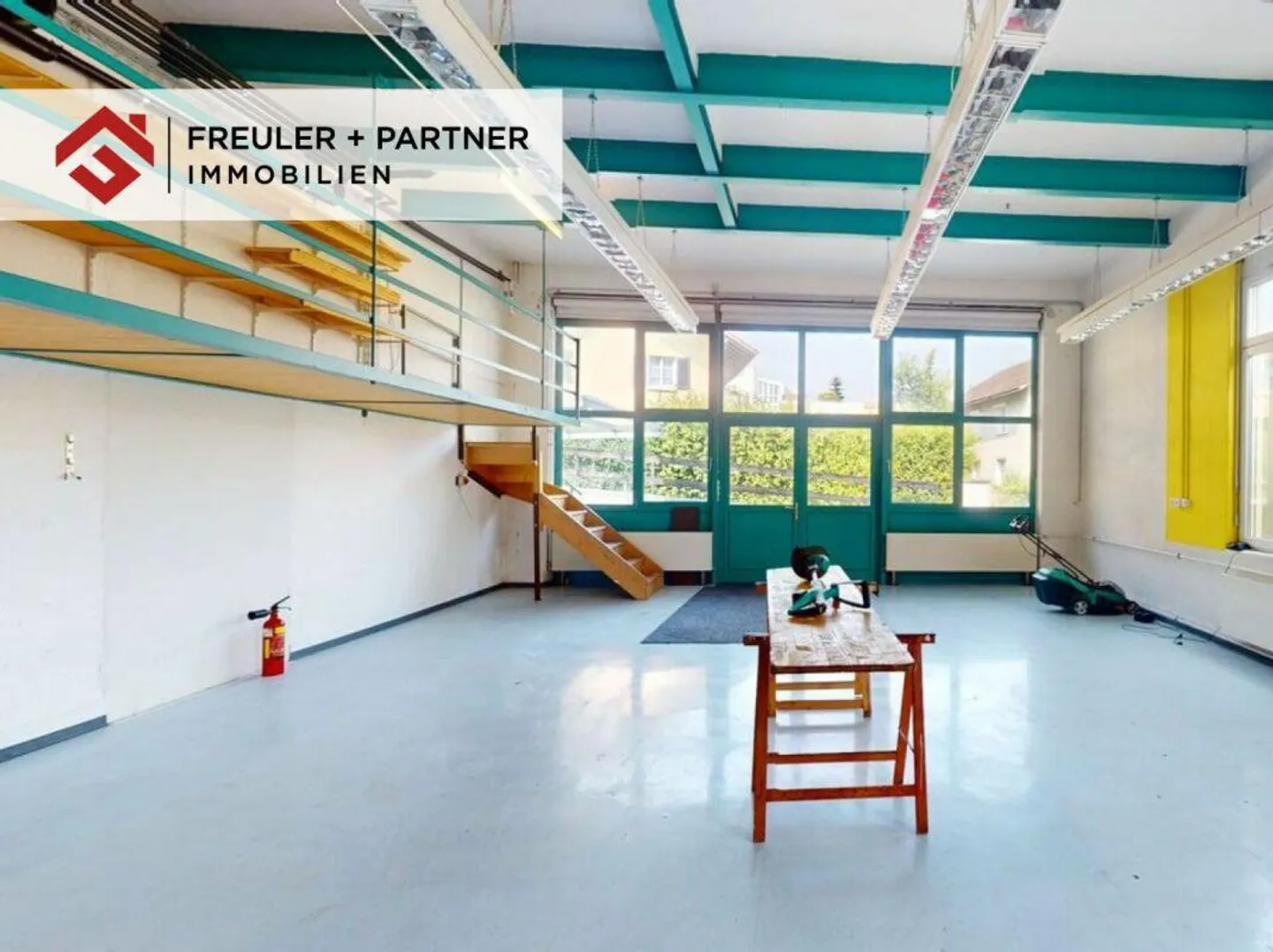 Espace commercial, bureau, salle de stockage, abri pour voiture et places de parking - Photo 1 sur 7