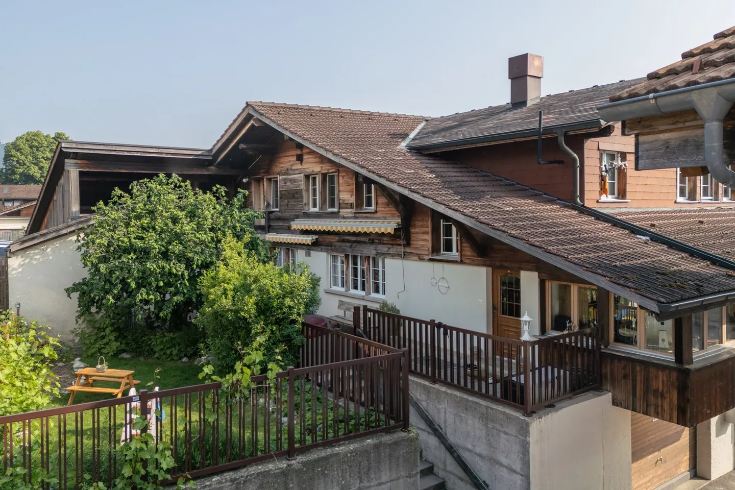 Propriété d'investissement charmante avec un flair historique - petite maison multifamiliale à Reutigen - Photo 1 sur 34