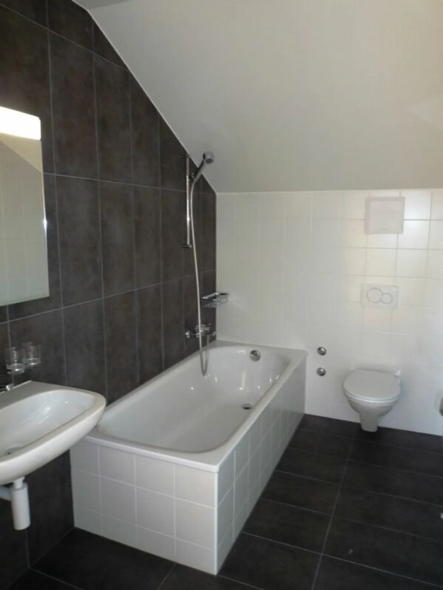 2-room apartment close to the lake and all amenities! - Photo 3 of 4