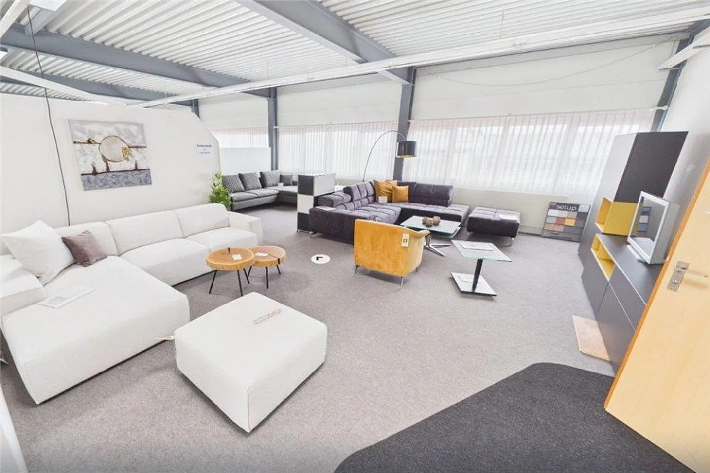 Attractive commercial spaces with 280m² in the commercial zone of Lachen - Photo 3 of 5