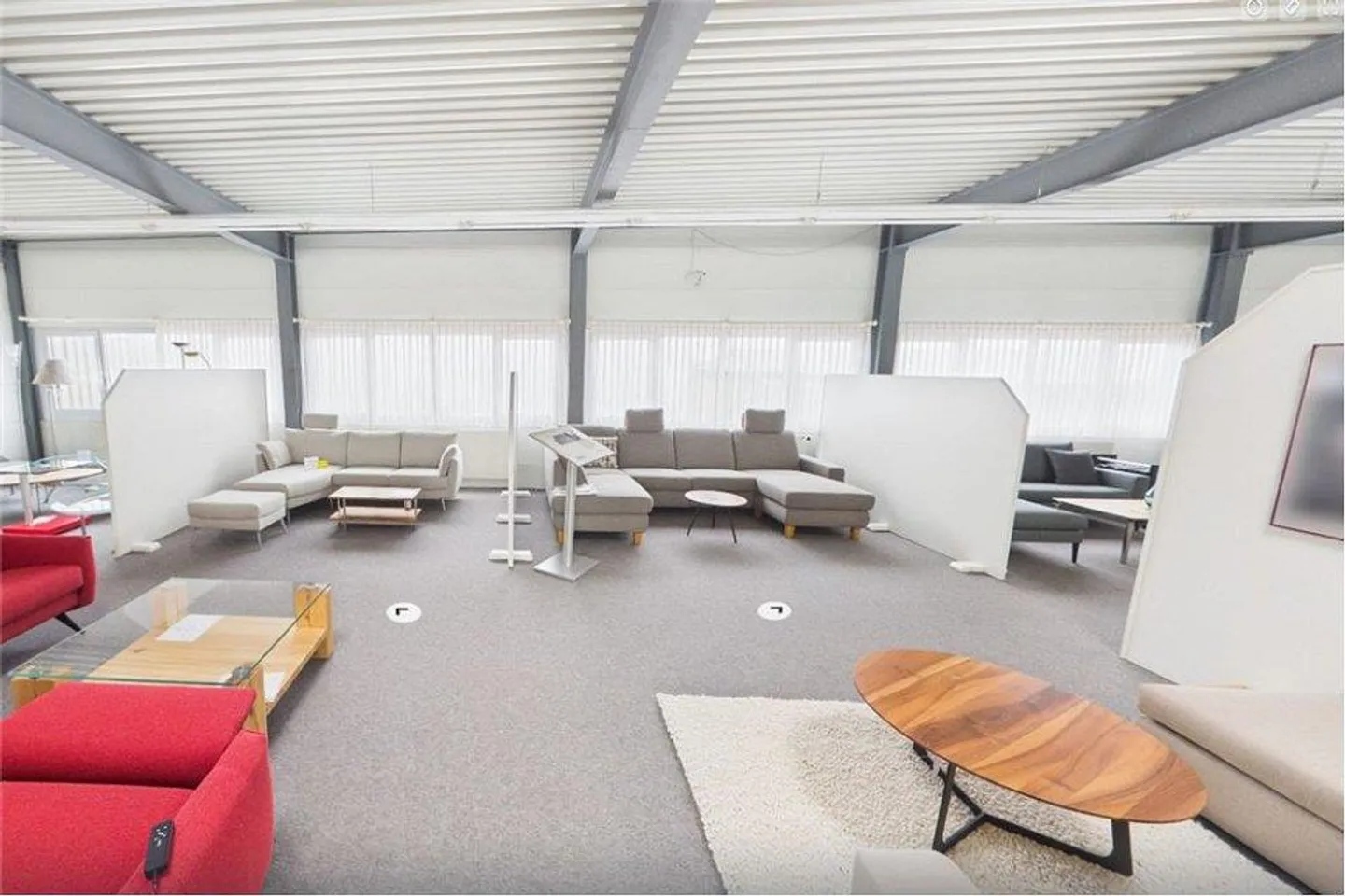 Attractive commercial spaces with 280m² in the commercial zone of Lachen - Photo 4 of 5