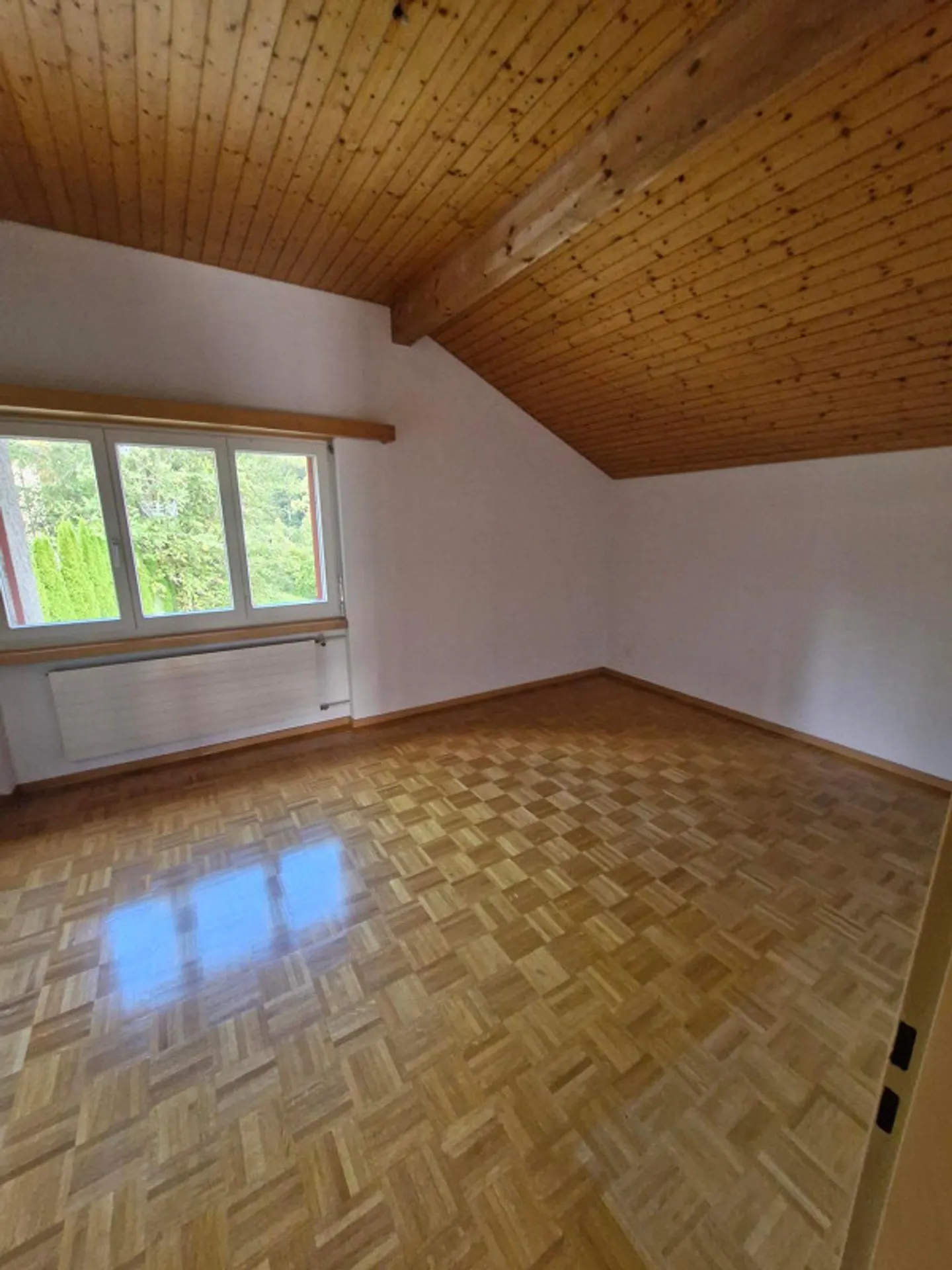 Appartement en penthouse attrayant de 2,5 pièces avec grand balcon - Photo 3 sur 7