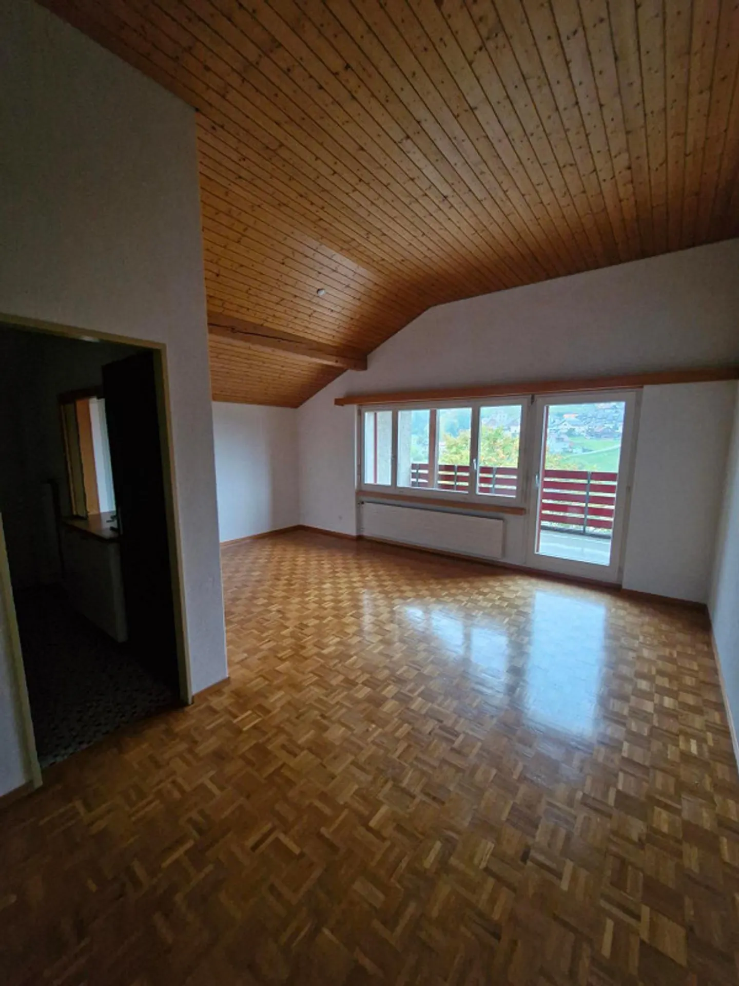 Appartement en penthouse attrayant de 2,5 pièces avec grand balcon - Photo 4 sur 7