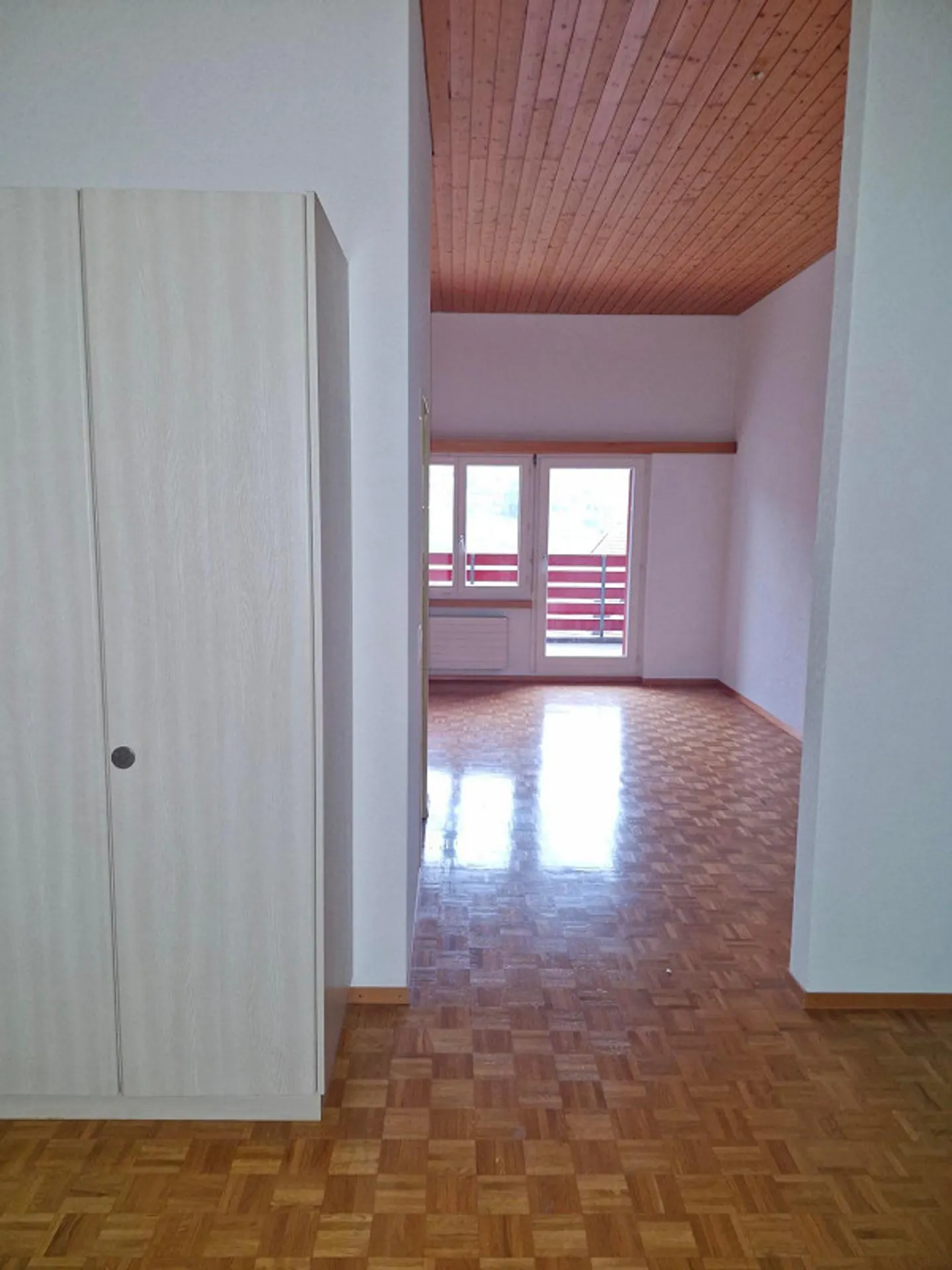 Appartement en penthouse attrayant de 2,5 pièces avec grand balcon - Photo 5 sur 7