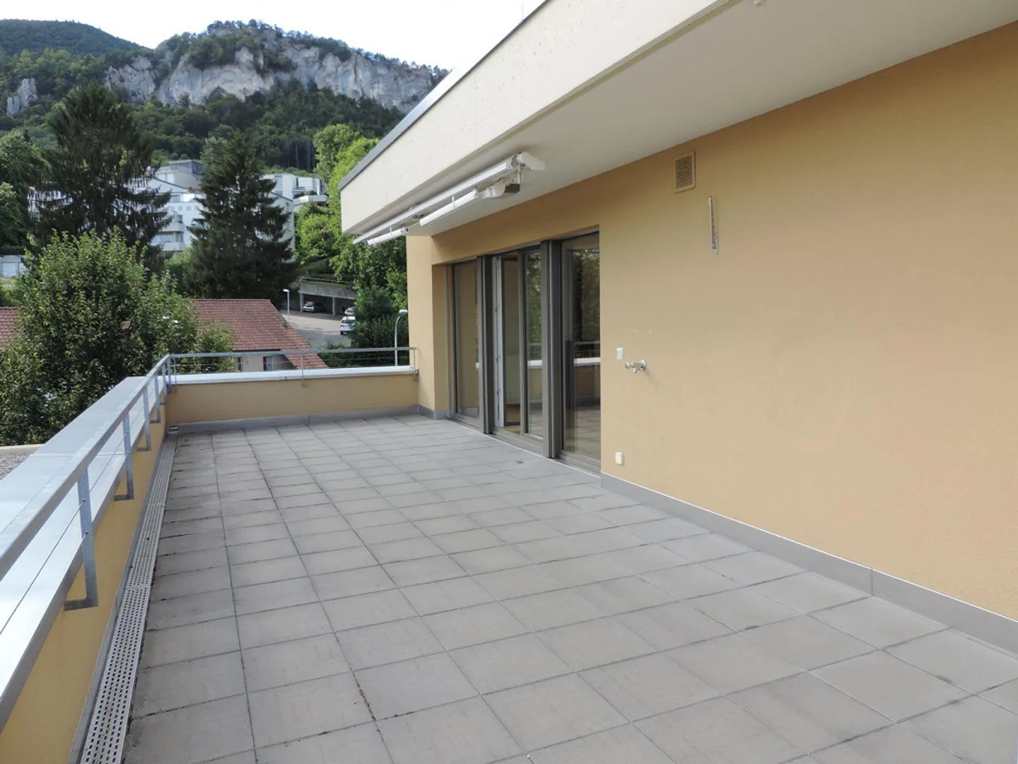 Appartement en attique de 3,5 pièces bien situé - Photo 2 sur 11